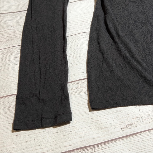 EXPRESS Basic Sheer Print Long Sleeve Top in Gray - Picture 5 of 12